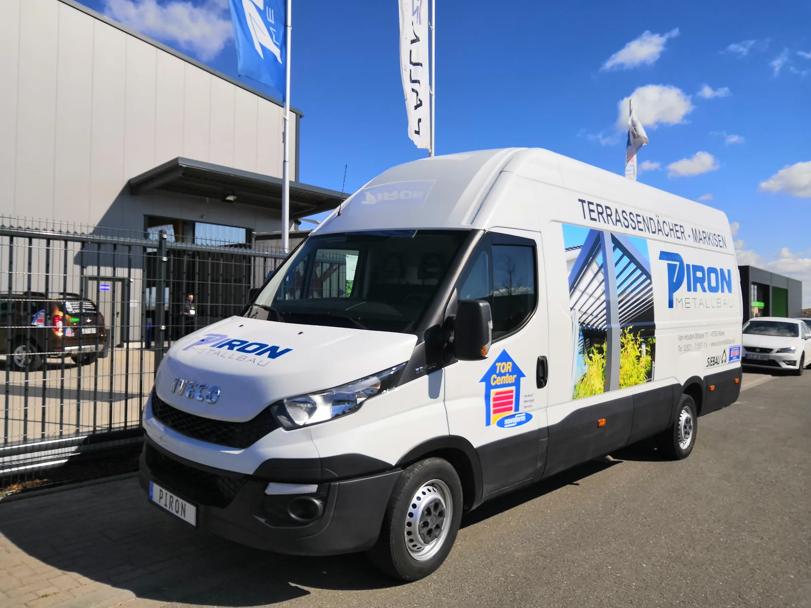 Transporter der PIRON Metallbau GmbH mit Beschriftung für Terrassendächer und Garagentore