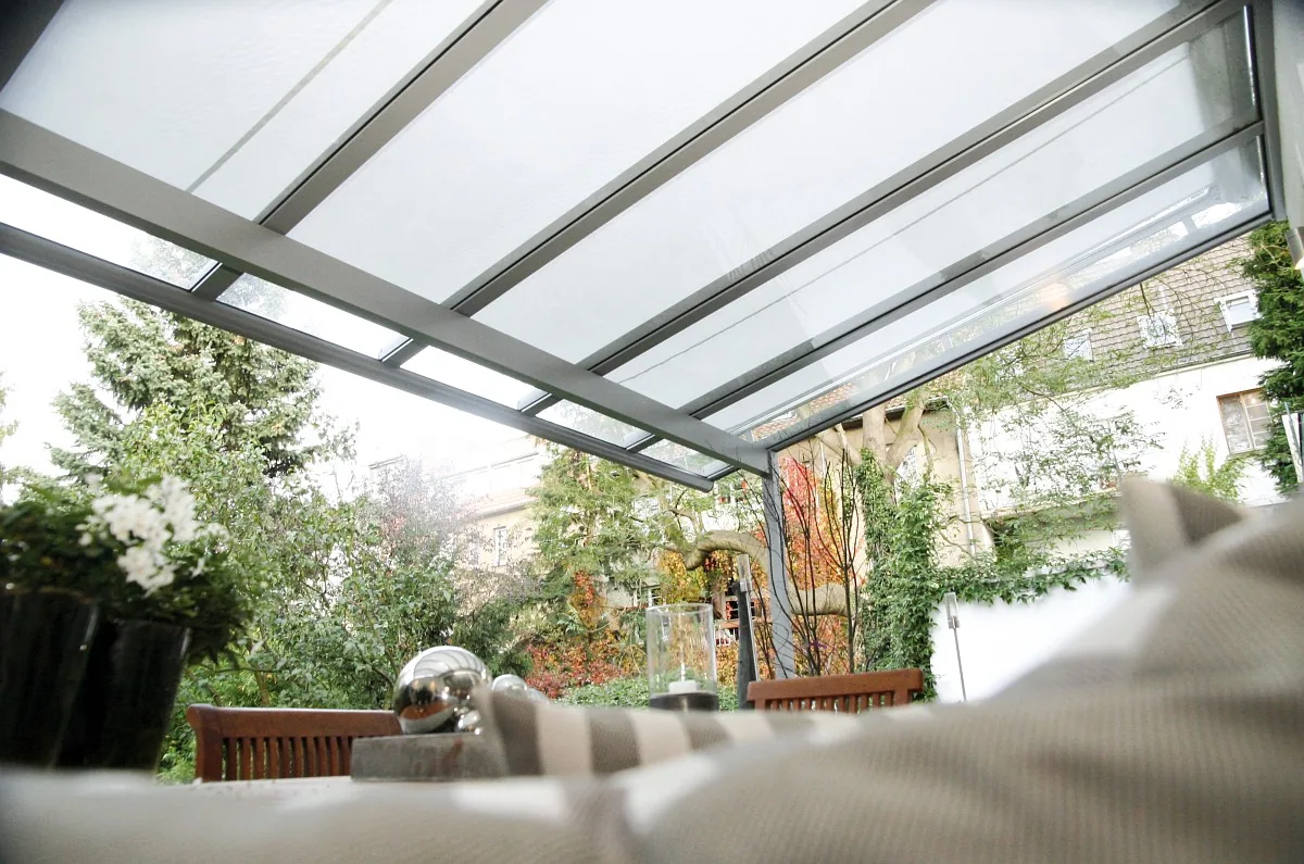 Aufdachmarkise über einem Glasdach, ausgefahren über der ganzen Terrasse