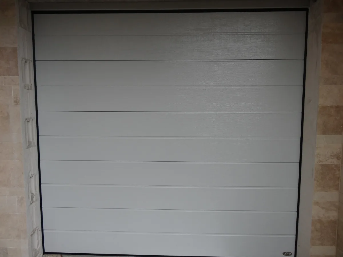Novoferm-Sektionaltor: Novoferm Großsicke Woodgrain Lichtgrau RAL
