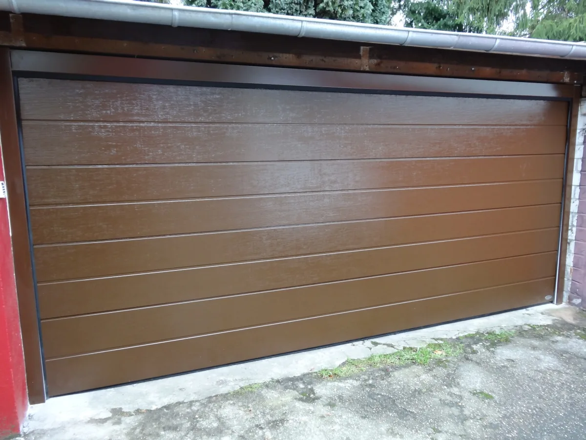 Novoferm-Sektionaltor: Novoferm Großsicke Woodgrain Sepia Braun