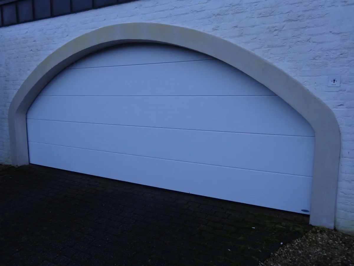 Novoferm-Sektionaltor: Novoferm ISO 45 Großlamelle Satin White Rundbogen