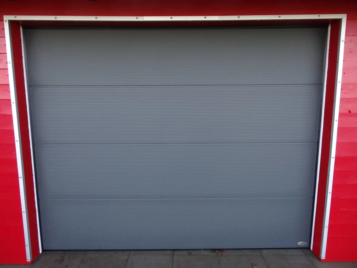 Novoferm-Sektionaltor: Großlamelle Satin Grey Microline PrivatAPP Carport