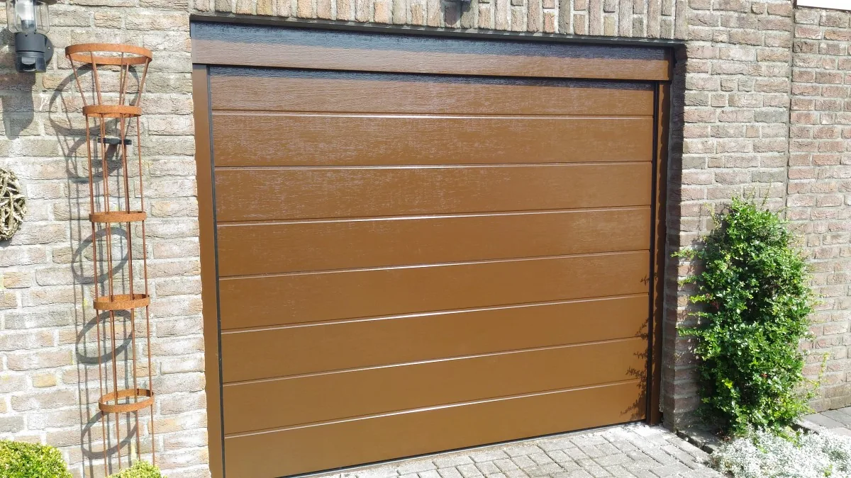 Novoferm-Sektionaltor: ISO 20 Großsicke Woodgrain 8014 Sepiabraun WZV SAB