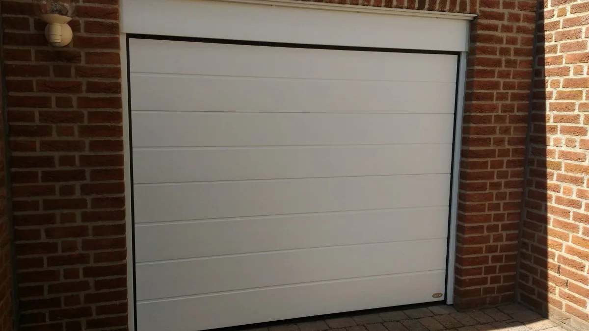 Novoferm-Sektionaltor: ISO 20 Großsicke Woodgrain 9014 verkehrsweiß SAB Lichtleiste