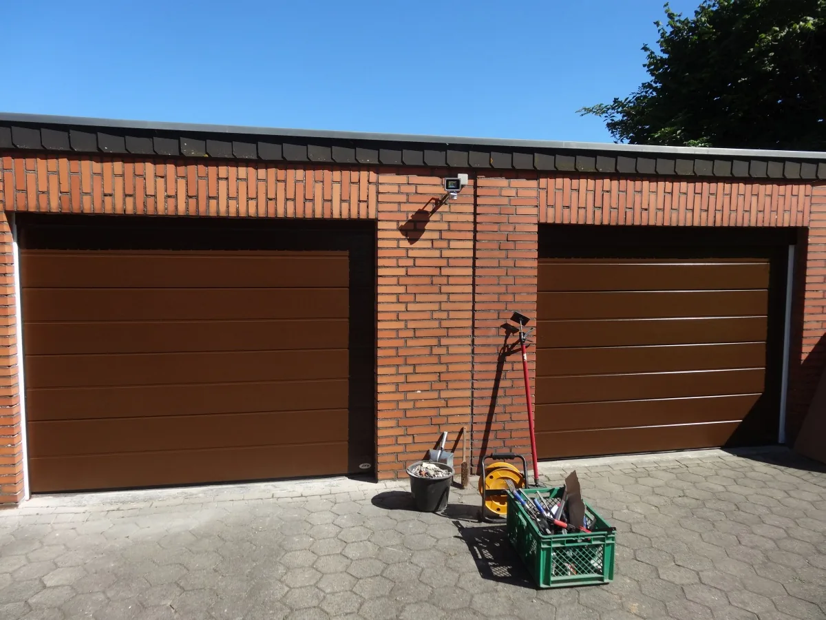 Novoferm-Sektionaltor: ISO 20 Großsicke Woodgrain RAL 8014 sepiabraun