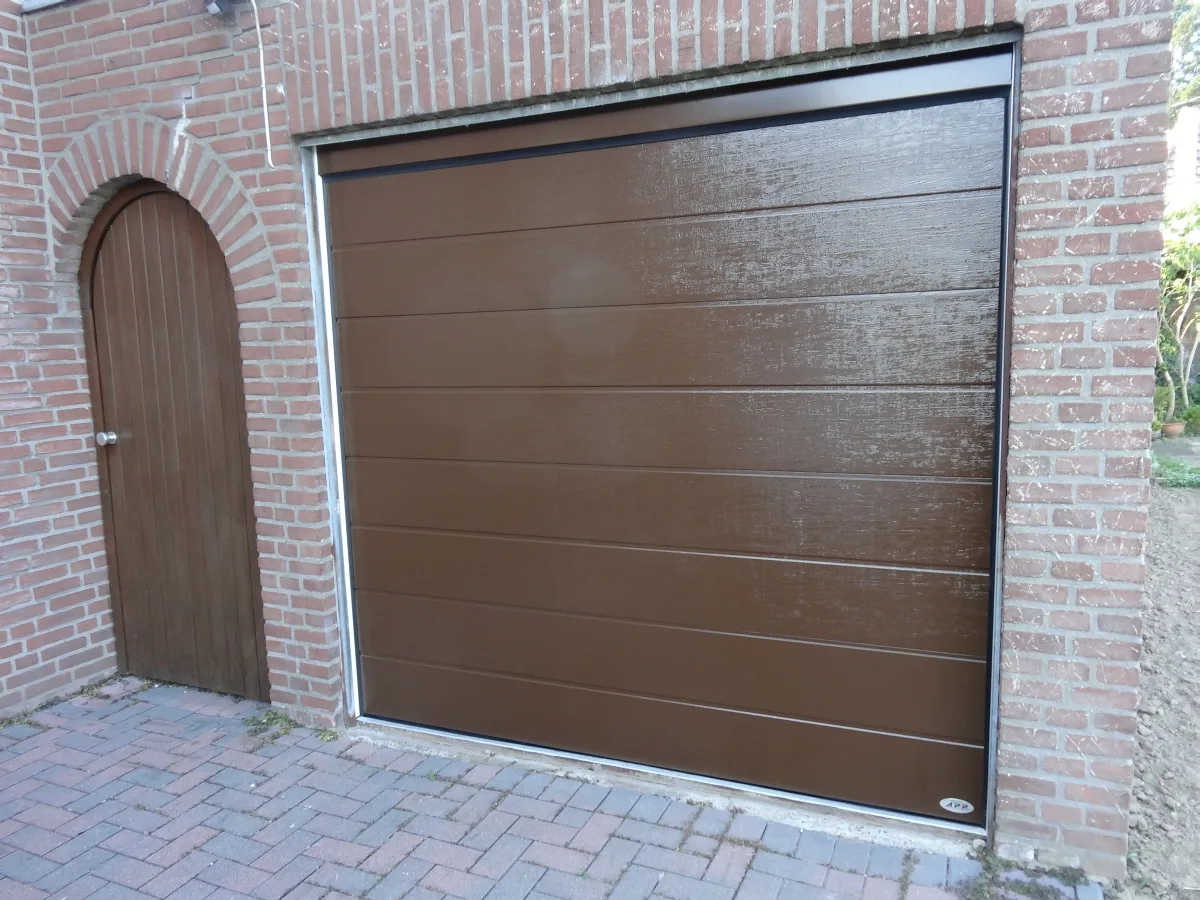 Novoferm-Sektionaltor: ISO 20 Großsicke Woodgrain sepiabraun RAL