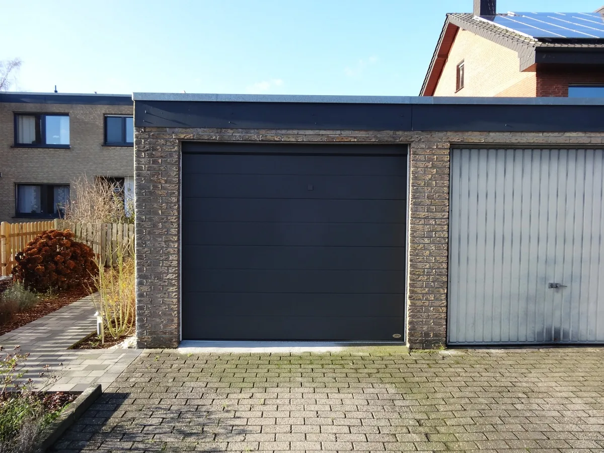 Novoferm-Sektionaltor: ISO 45 Großsicke Satin Grey Vorher Nachher Vergleich