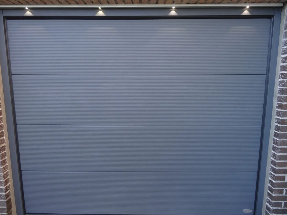 Novoferm-Sektionaltor: Novoferm Großlamelle Microline Satin mit LED Leiste