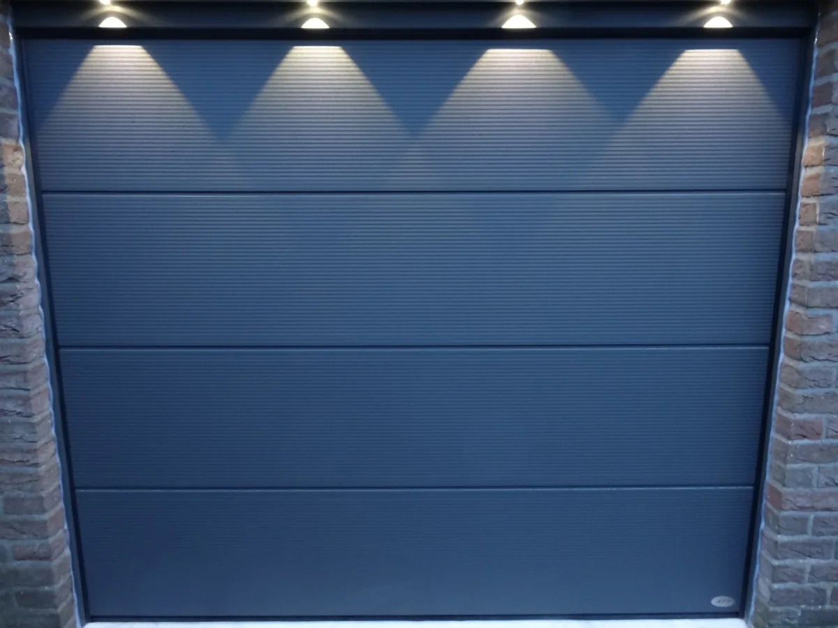 Novoferm-Sektionaltor: Novoferm Großlamelle Satin Grey Microline mit LED Beleuchtung