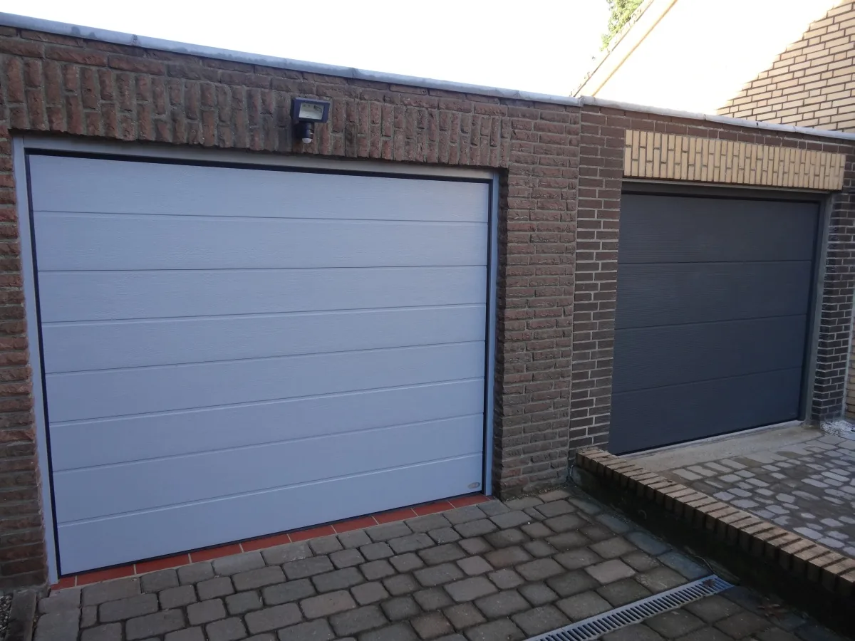 Novoferm-Sektionaltor: Novoferm Großlamelle Satin Grey Microline und Großssicke Woodgrain RAL 7040 Fenstergrau