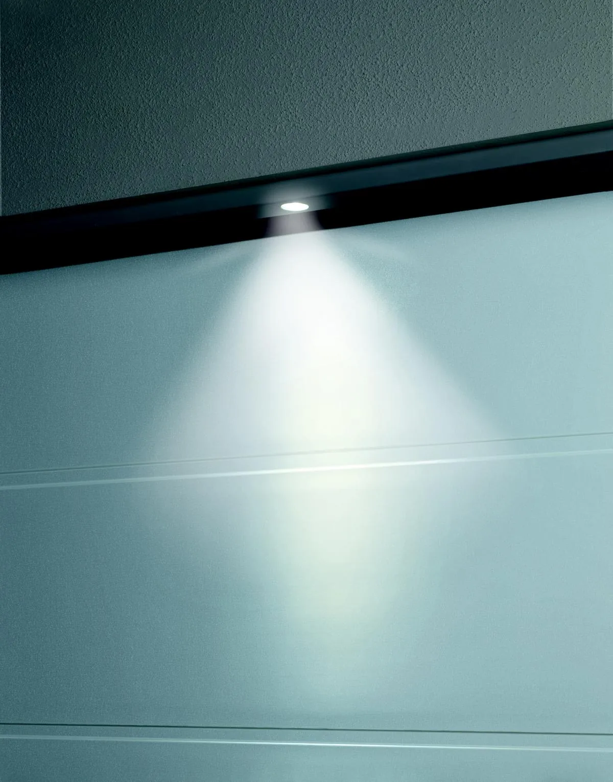 LED-Lichtleiste am oberen Rand eines Garagentors, im Detail
