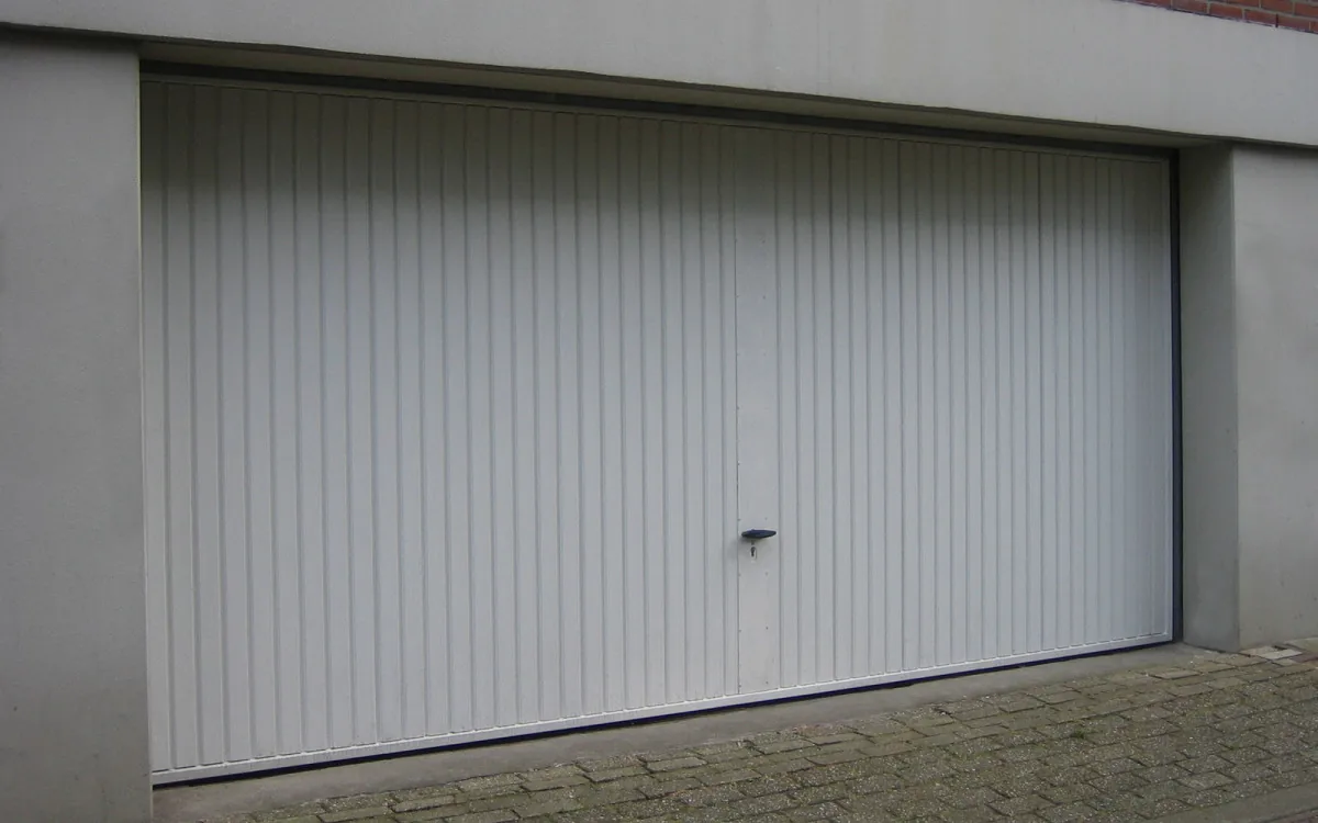 Novoferm Schwingtor an einer Garage
