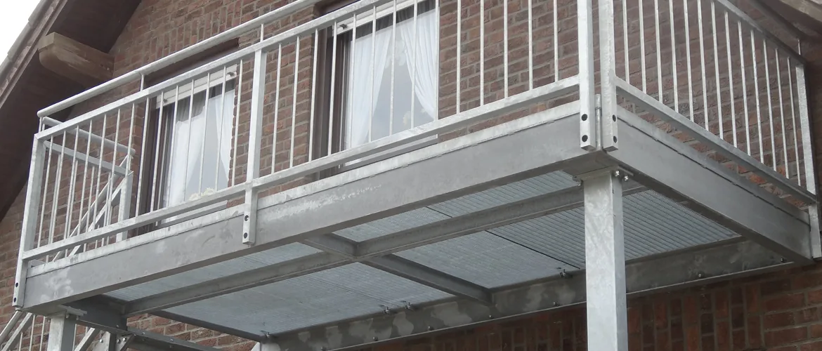 Balkon mit Stabgeländer an einer Klinkerfassade