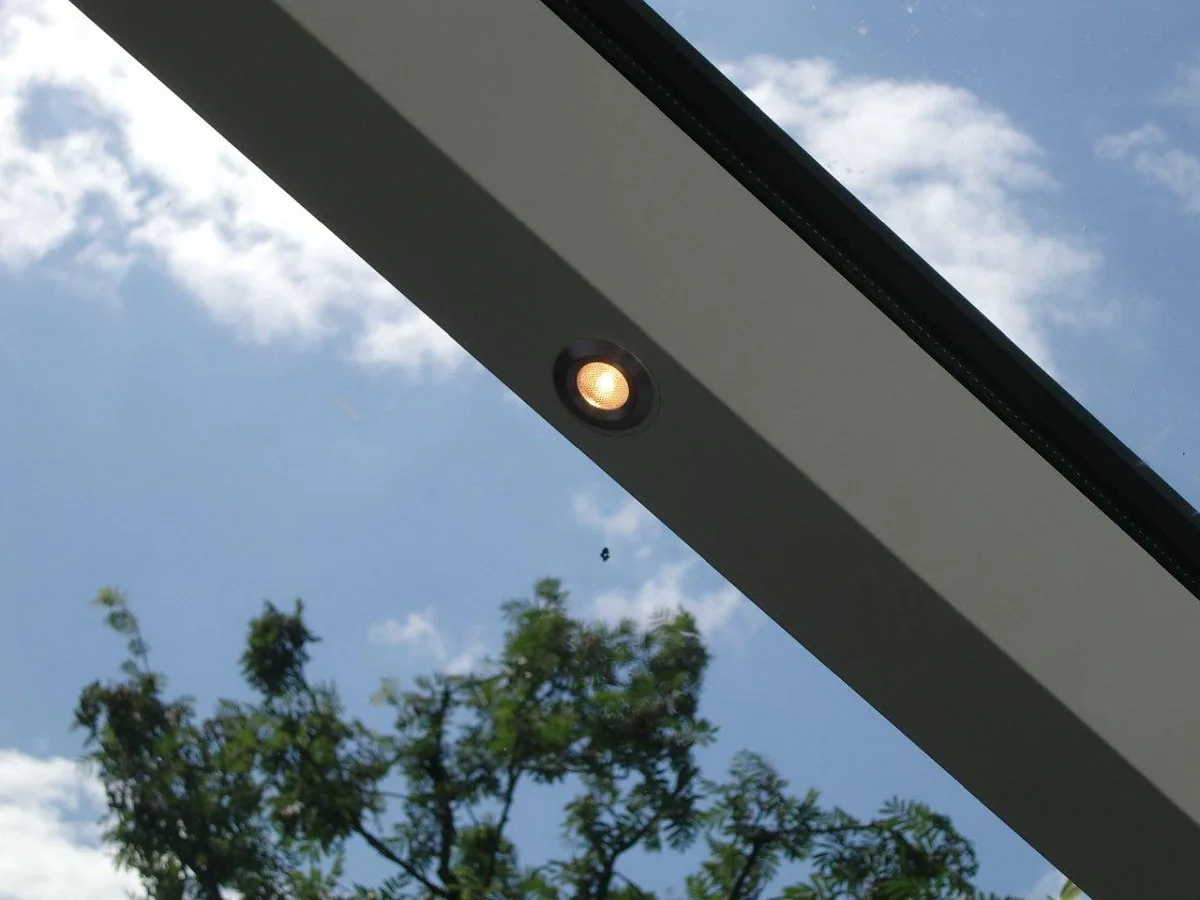 Aluminiumsparren eines Terrassendachs mit eingebautem Lichtpunkt, von unten
