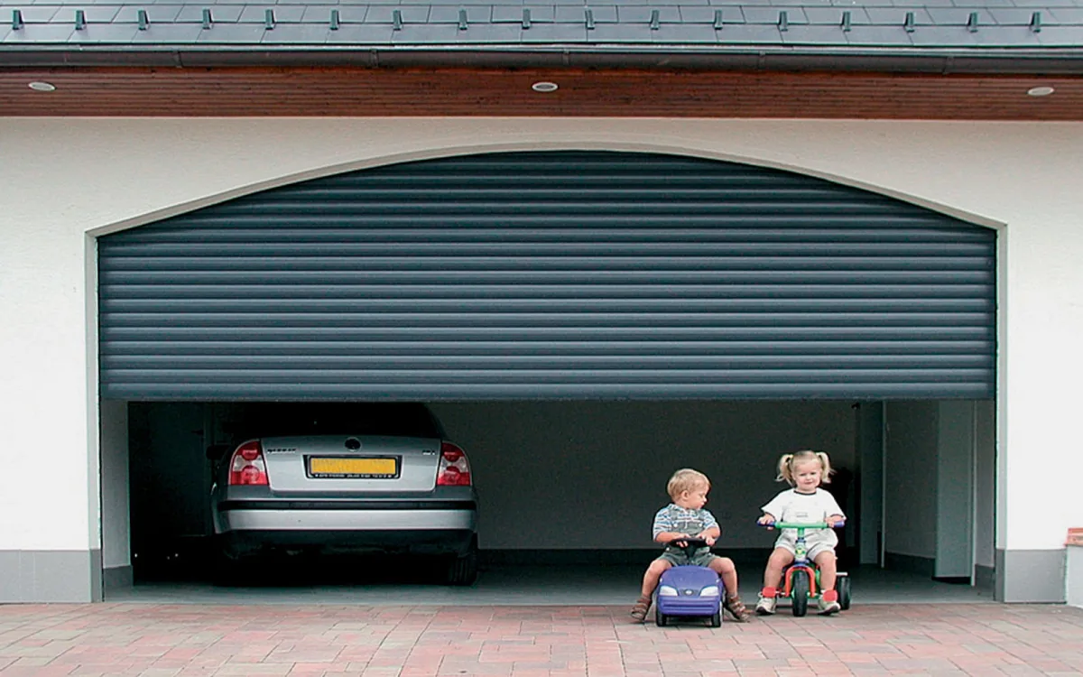 Rolltor an einer Garage mit Auto darunter, Darstellung des Herstellers