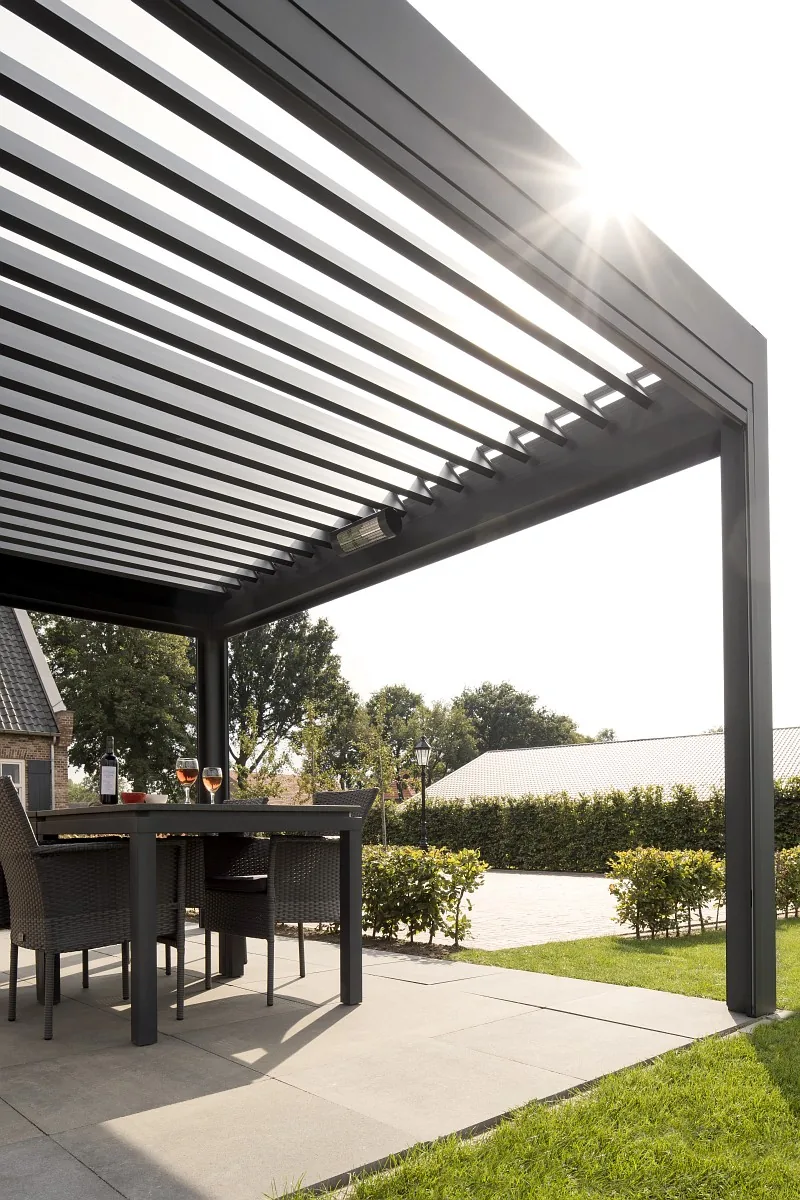Lamellendach über einer Terrasse, Sonne fällt durch die Lamellen