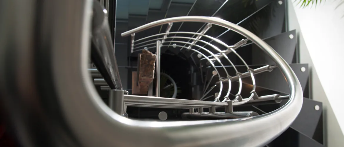 Gebogener Handlauf aus Edelstahl an einer Wendeltreppe, Nahaufnahme