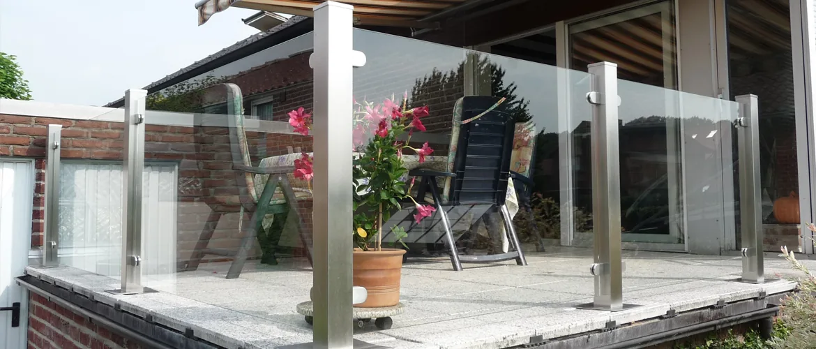 Terrassengeländer aus Glas mit Edelstahlpfosten vor einem Haus