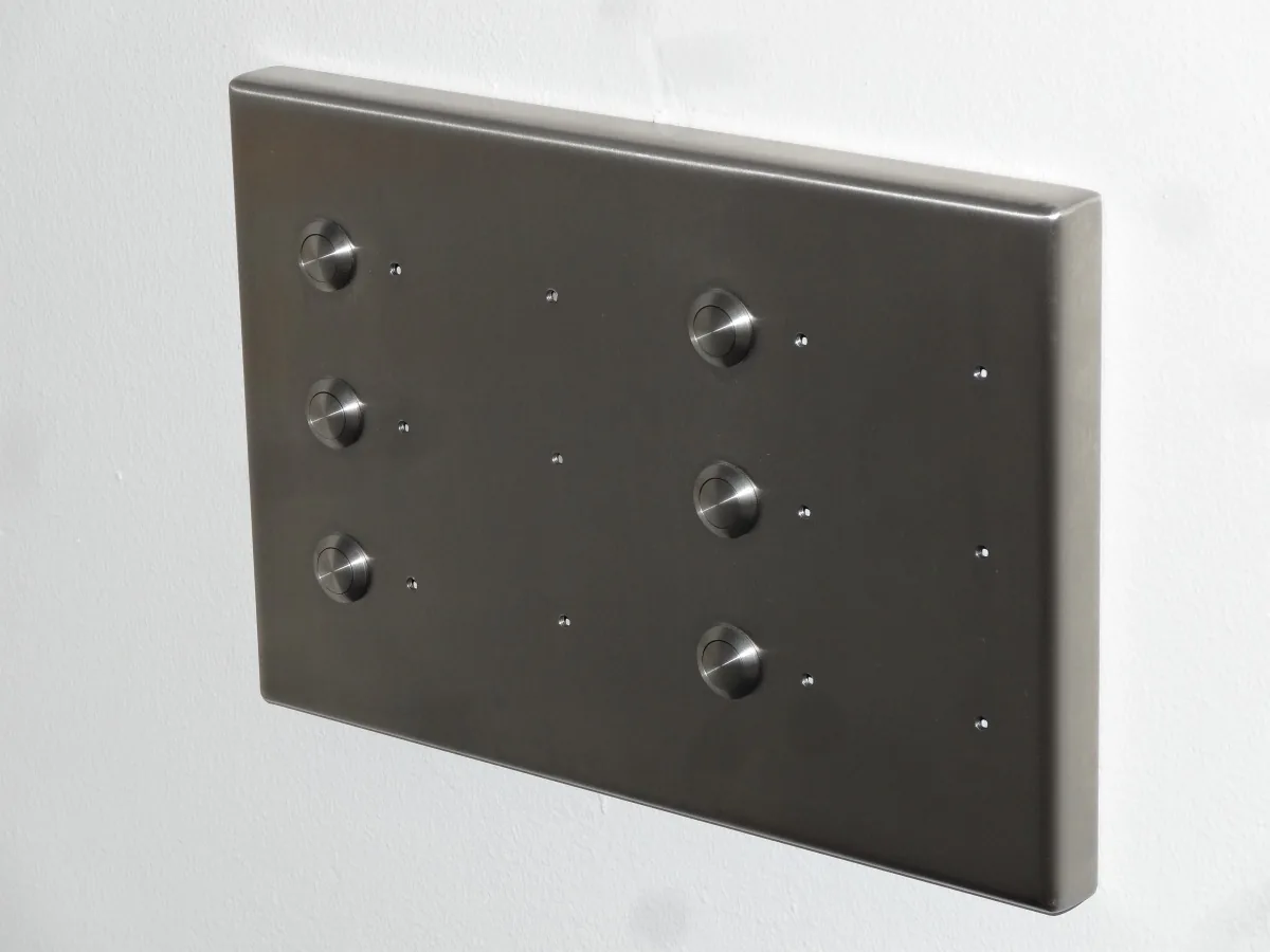 Klingel- und Türschild aus gebürstetem Edelstahl mit sechs Tastern