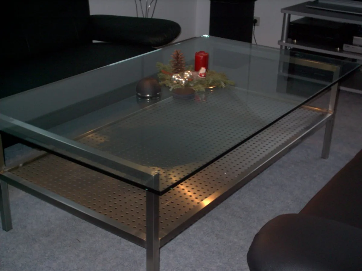 Couchtisch aus Edelstahl mit Glasplatte und Lochblech-Ablage
