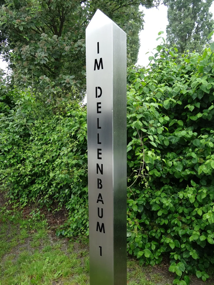 Straßenschild als Edelstahl-Stele mit Straßenname und Hausnummer