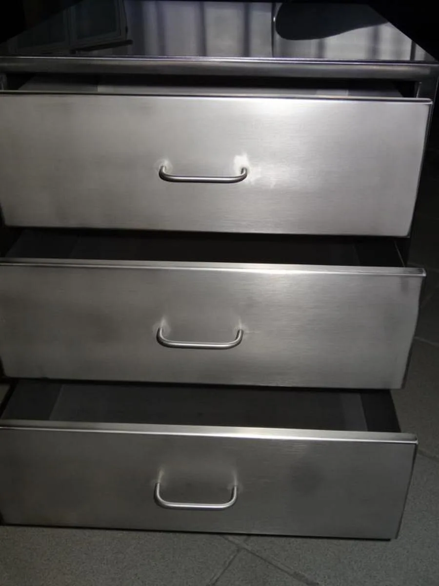 Schubladenschrank aus Edelstahl mit drei Schubladen
