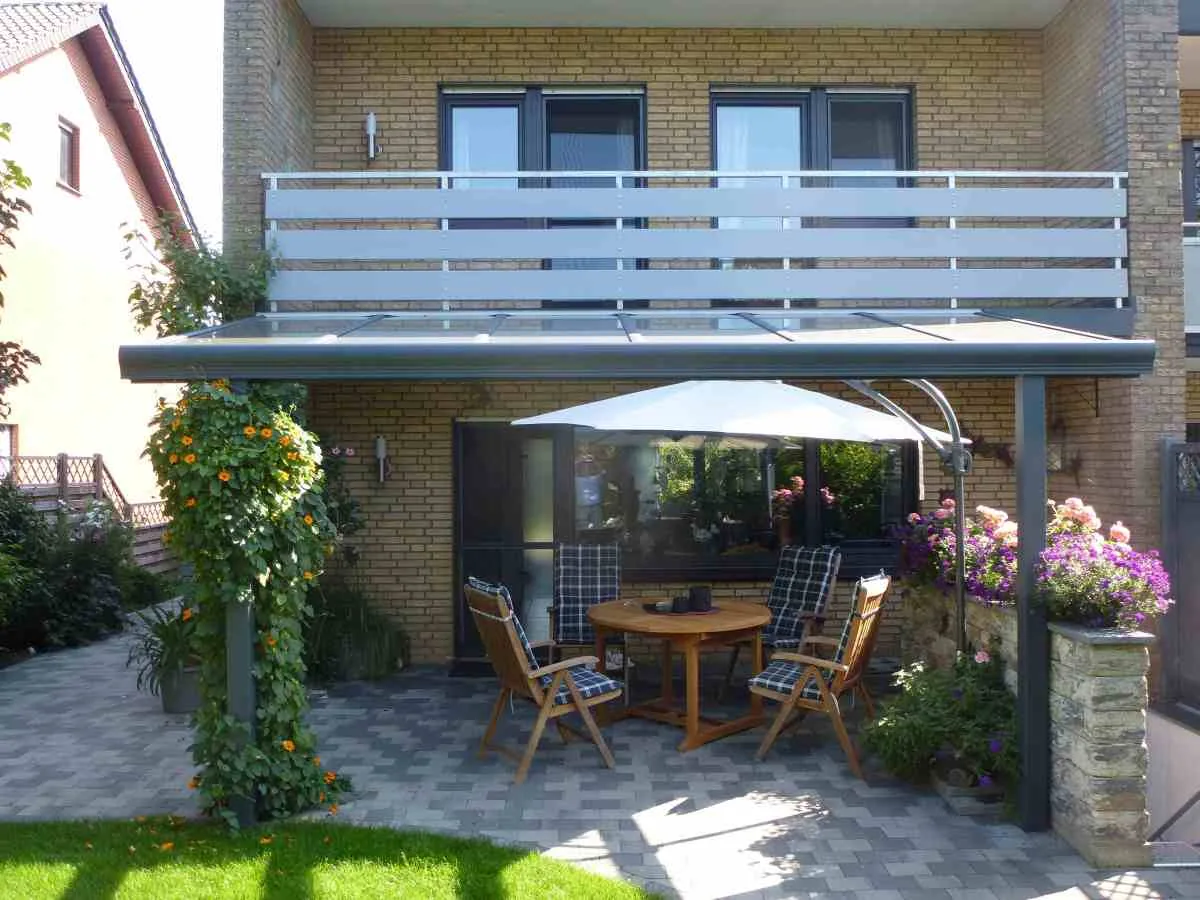Dasselbe Haus von der Gartenseite, das Terrassendach reicht über die gesamte Hausbreite