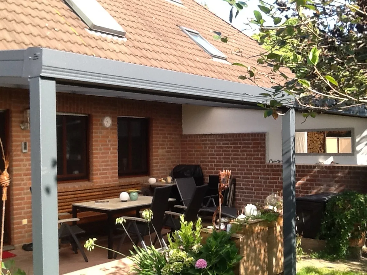 Durchgehende Terrassenüberdachung über zwei Doppelhaushälften mit opaker Eindeckung
