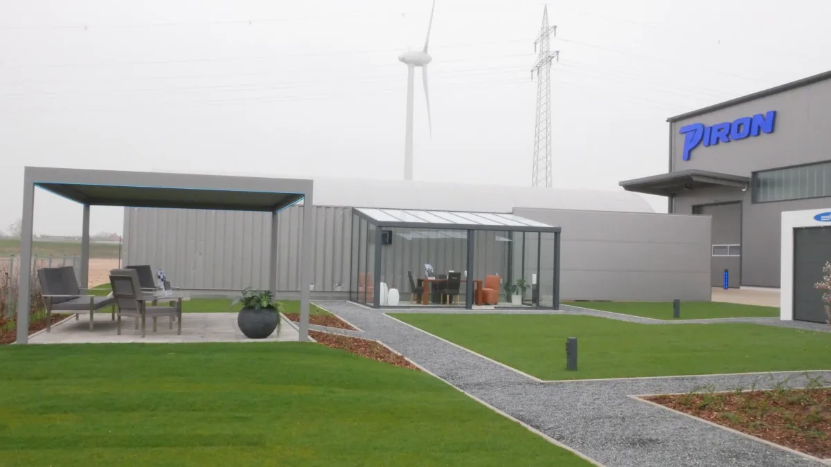 Betriebsgelände der PIRON Metallbau GmbH in Kleve mit Halle und Firmenschild