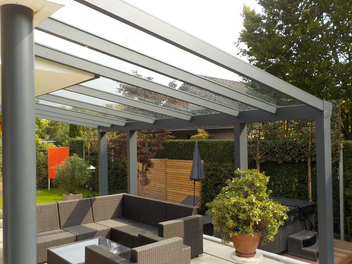 Terrassenüberdachung von PIRON Metallbau mit großer Spannweite auf zwei Pfosten