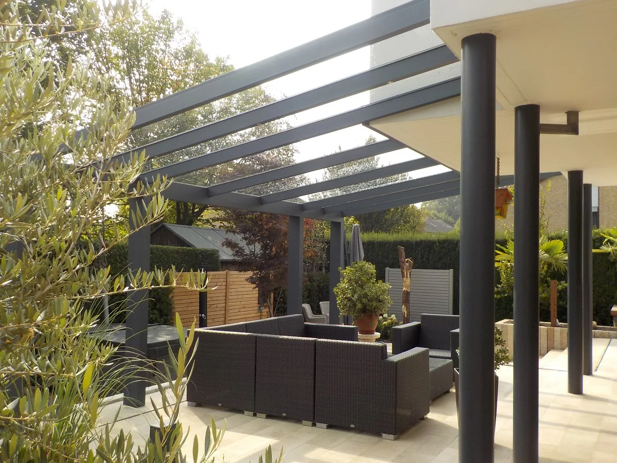 Terrassenüberdachung von PIRON Metallbau mit großer Spannweite auf zwei Pfosten
