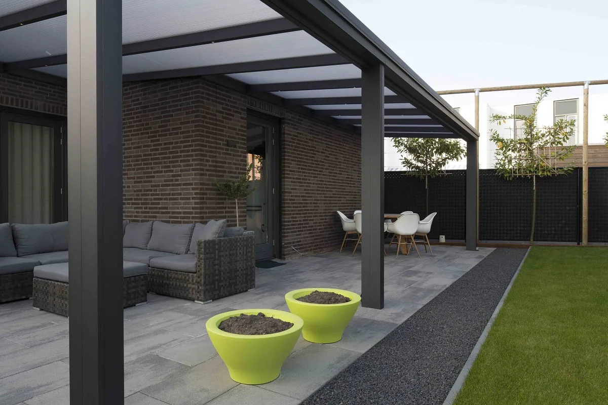 Terrassenüberdachung von PIRON Metallbau mit großer Spannweite auf zwei Pfosten