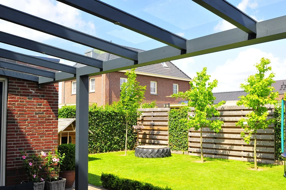 Terrassenüberdachung von PIRON Metallbau mit großer Spannweite auf zwei Pfosten