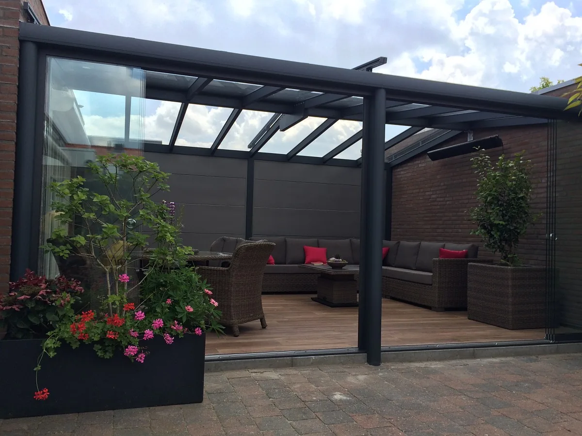 Terrassenüberdachung von PIRON Metallbau in schlichter Ausführung mit moderner Rinne