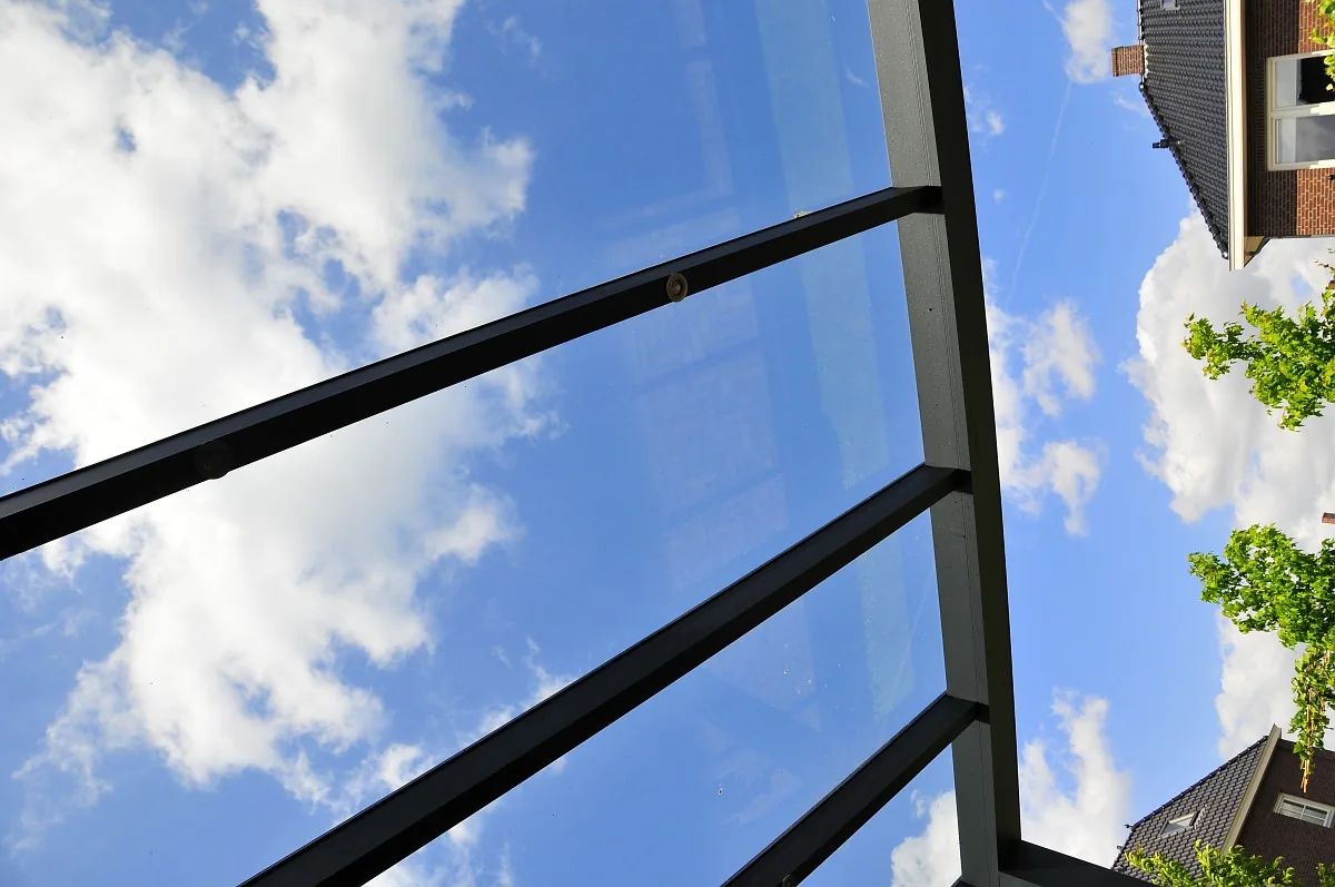 Terrassenüberdachung von PIRON Metallbau in schlichter Ausführung mit moderner Rinne